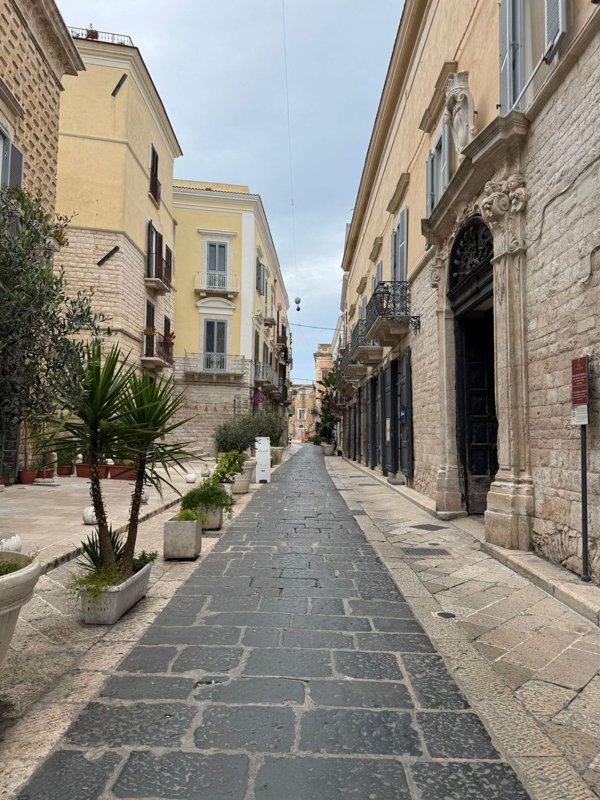 negozio in affitto a Trani in zona Borgo Medievale