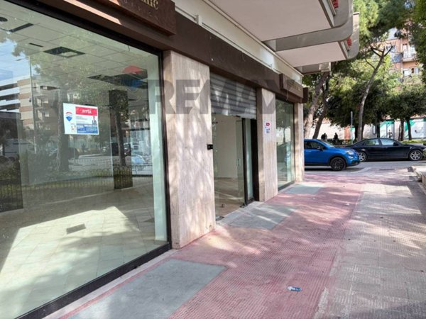 negozio in affitto a Trani