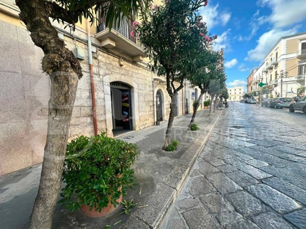 negozio in affitto a Trani in zona Borgo Ottocentesco