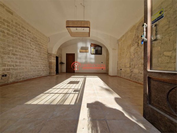 locale commerciale in affitto a Trani in zona Borgo Medievale