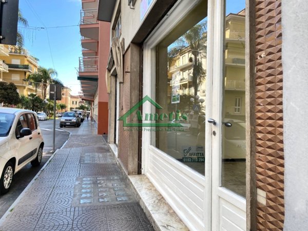 locale commerciale in vendita a Diano Marina