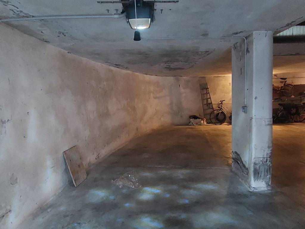 box auto in affitto a Diano Marina