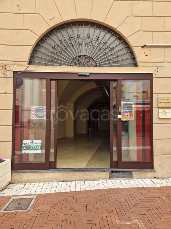 negozio in affitto ad Imperia in zona Oneglia