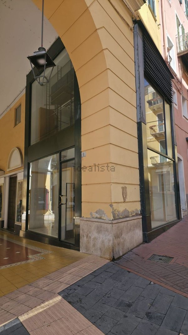 negozio in affitto ad Imperia in zona Oneglia