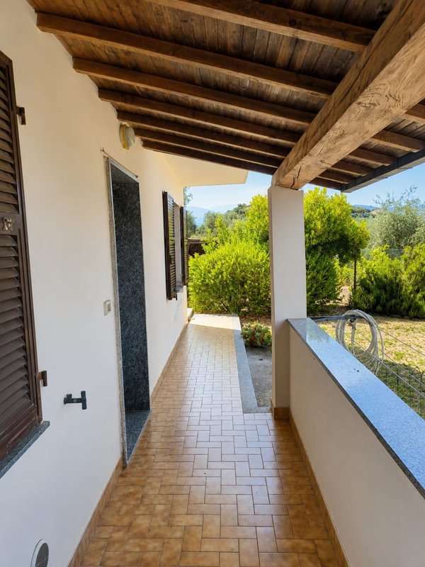 casa indipendente in affitto ad Imperia in zona Massabovi