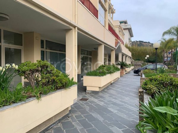 negozio in affitto ad Ospedaletti in zona Porrine