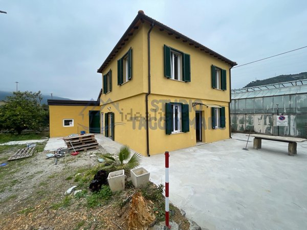 casa indipendente in affitto a Taggia in zona Levà