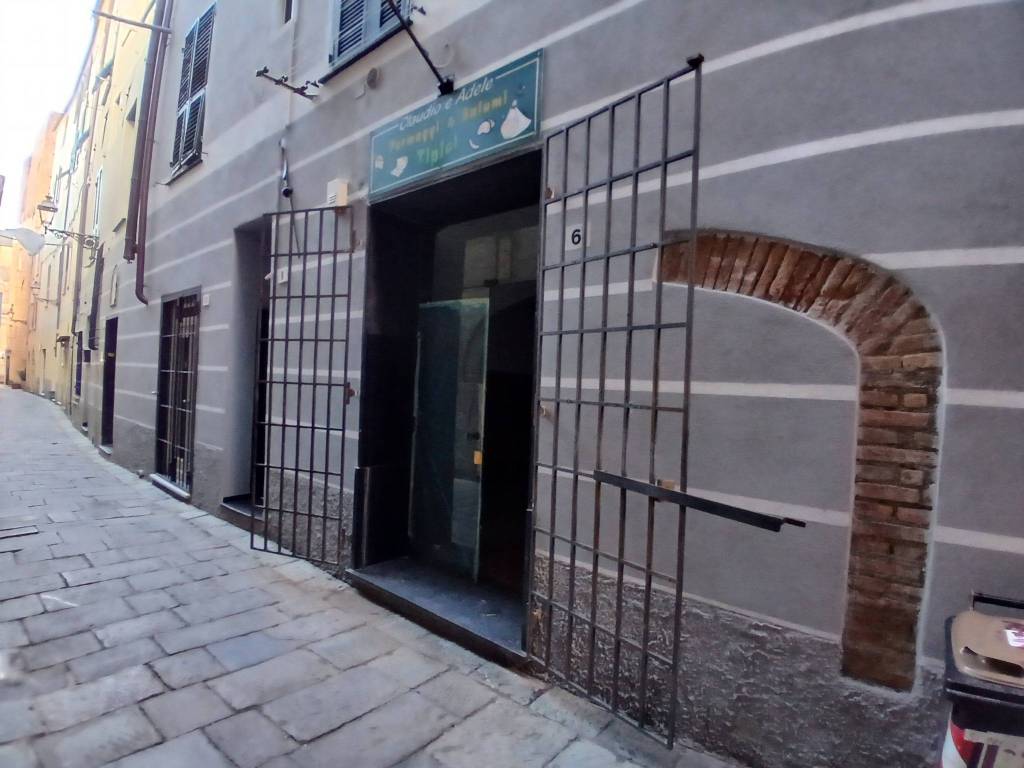 negozio in affitto ad Albenga