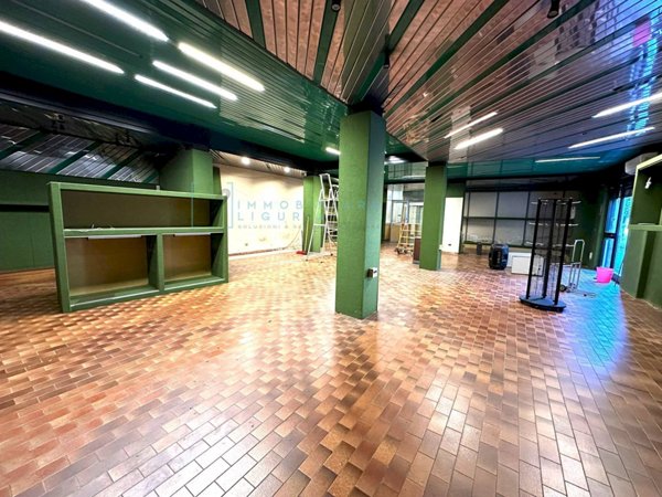 locale commerciale in affitto ad Albenga