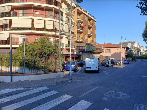 negozio in affitto ad Albenga in zona Vadino