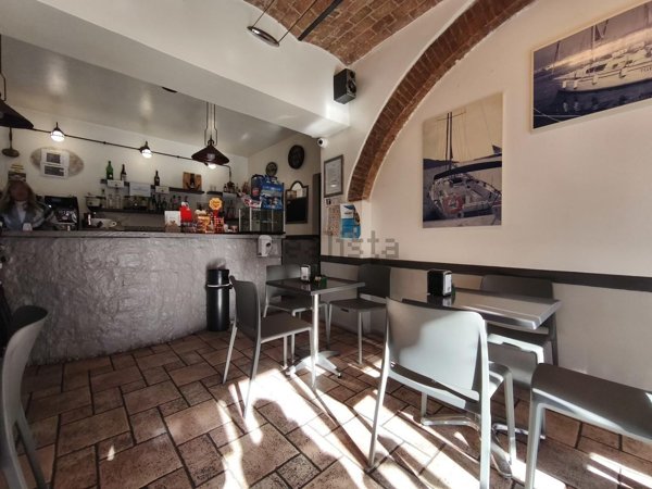 negozio in affitto ad Albenga in zona Leca