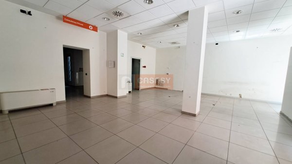 locale commerciale in affitto ad Albenga