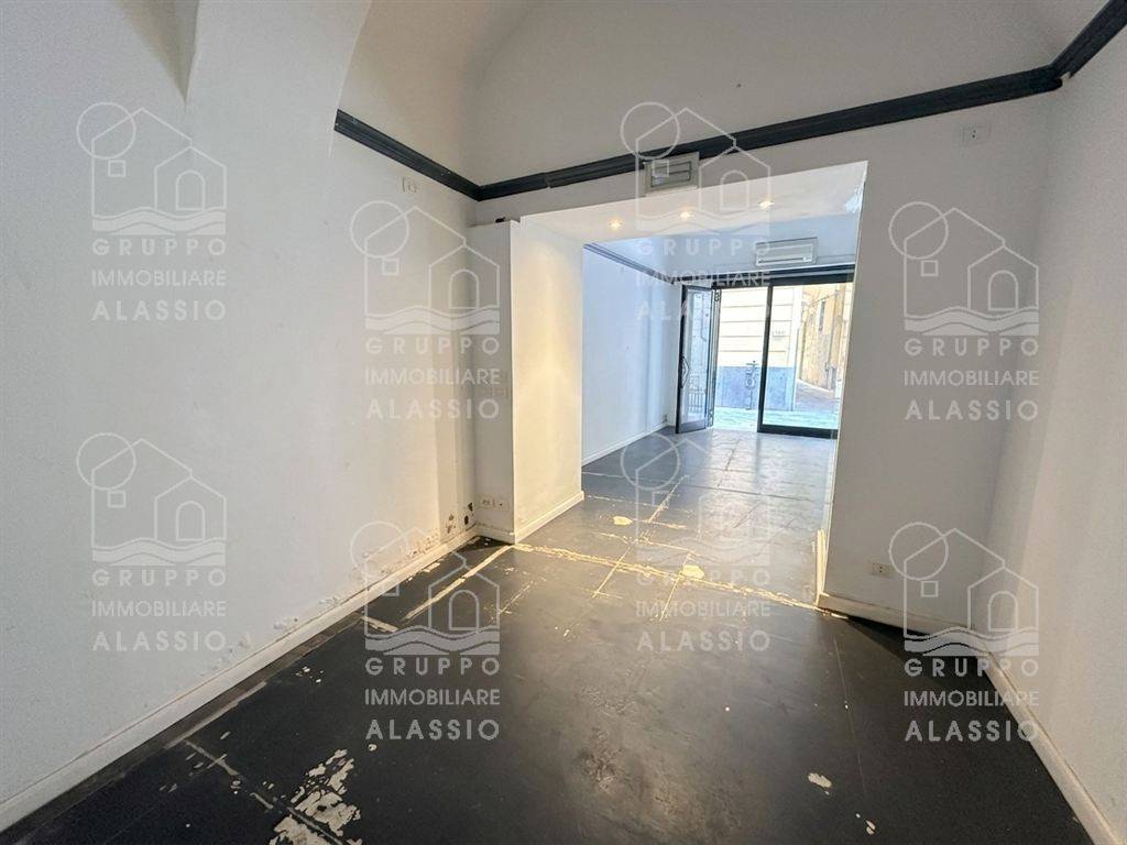 locale commerciale in affitto ad Albenga