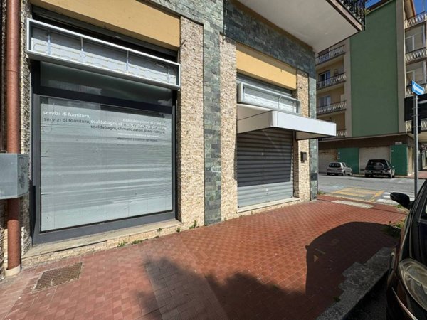 negozio in affitto ad Albisola Superiore