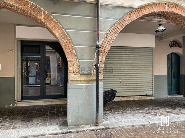 locale commerciale in affitto a Cairo Montenotte