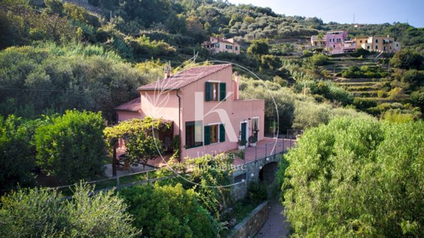casa indipendente in affitto a Finale Ligure in zona Perti