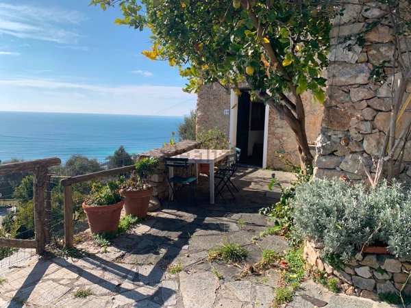 appartamento in affitto a Finale Ligure in zona Varigotti