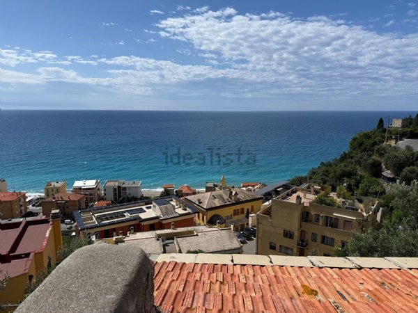 pentavano in affitto a Finale Ligure in zona Varigotti