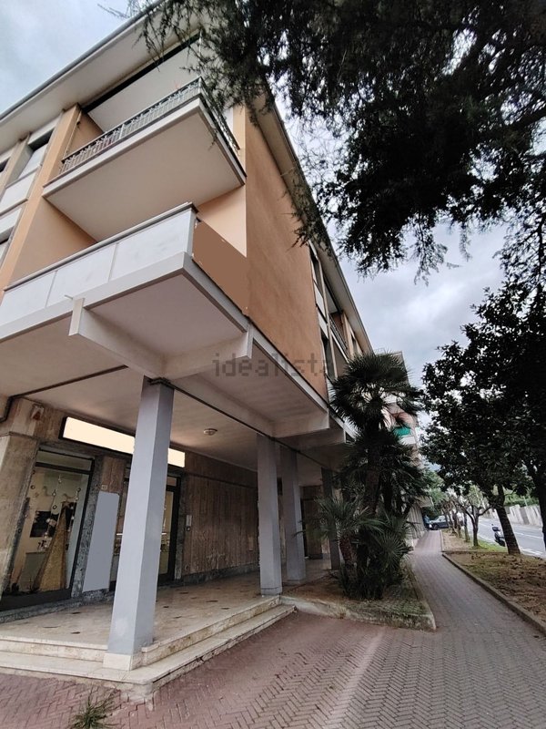 locale commerciale in affitto a Loano