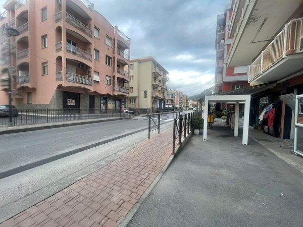 locale commerciale in affitto a Pietra Ligure
