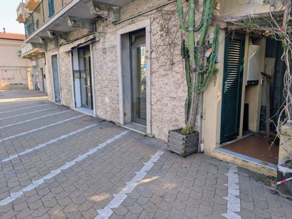 negozio in affitto a Pietra Ligure in zona Santa Corona