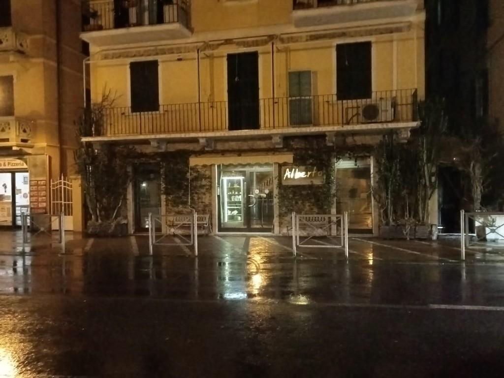 locale commerciale in affitto a Pietra Ligure in zona Santa Corona