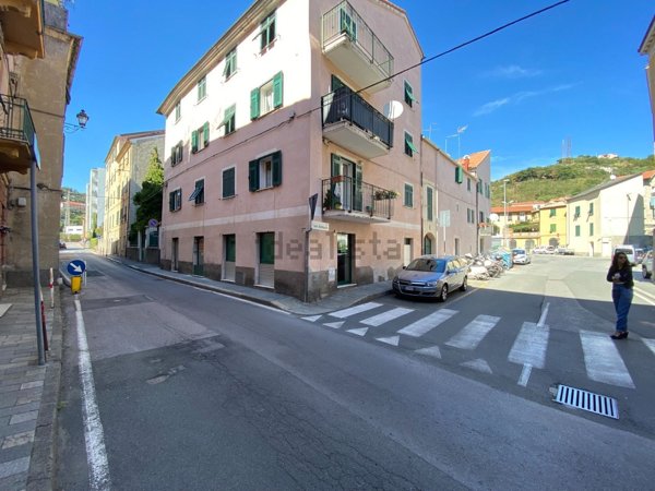 locale commerciale in affitto a Savona in zona Santuario