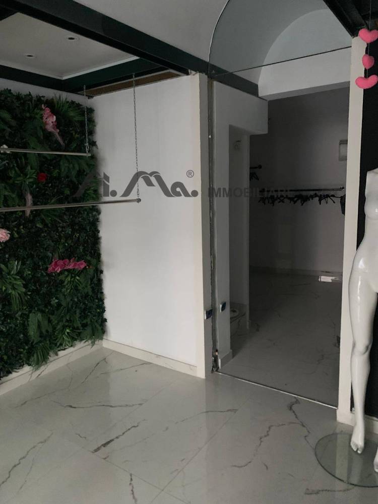 locale commerciale in affitto a Savona