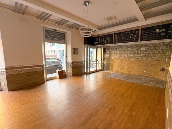 locale commerciale in affitto a Savona