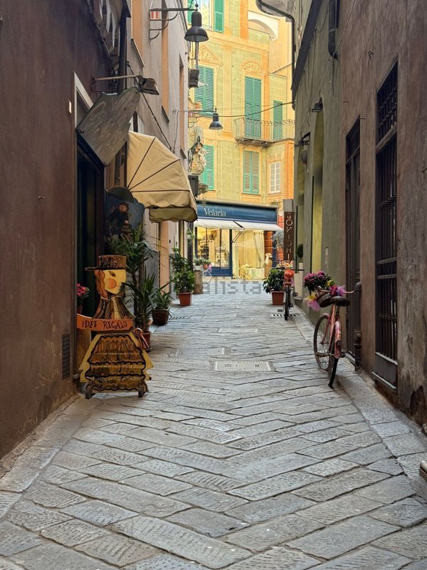 locale commerciale in affitto a Savona in zona Centro Storico