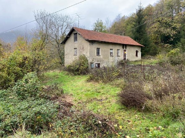 casa indipendente in affitto ad Urbe in zona Vara Inferiore