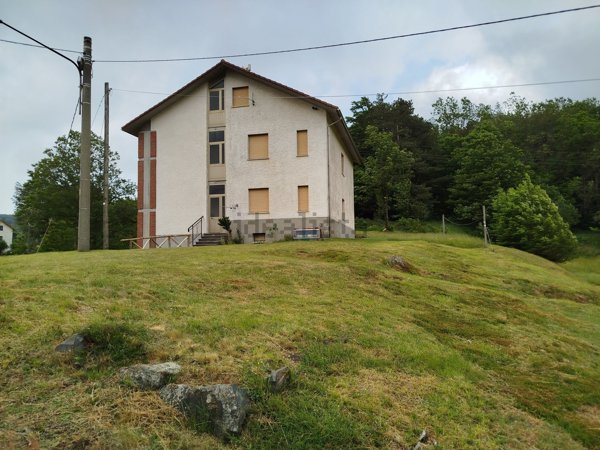 appartamento in affitto ad Urbe in zona Vara Superiore