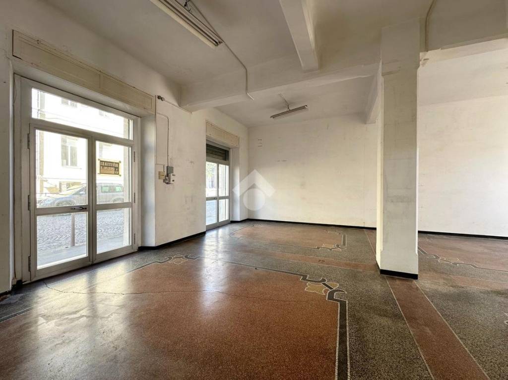 negozio in affitto a Vado Ligure