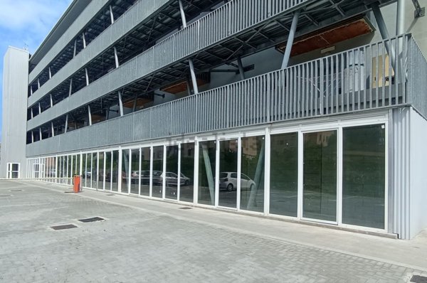 negozio in affitto a Vado Ligure