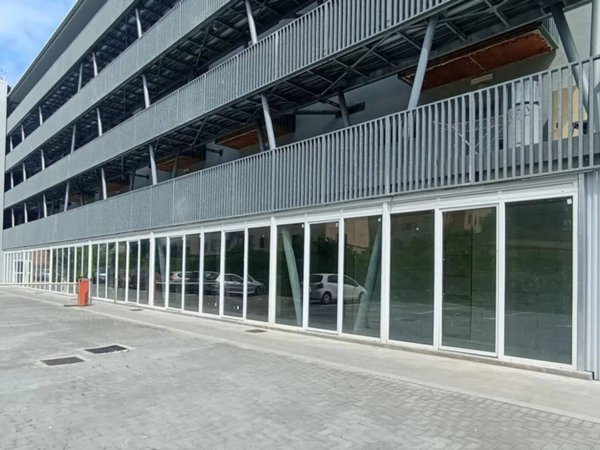 negozio in affitto a Vado Ligure in zona Vado Centro