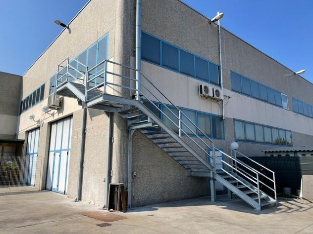 locale commerciale in affitto a Vado Ligure in zona Porto