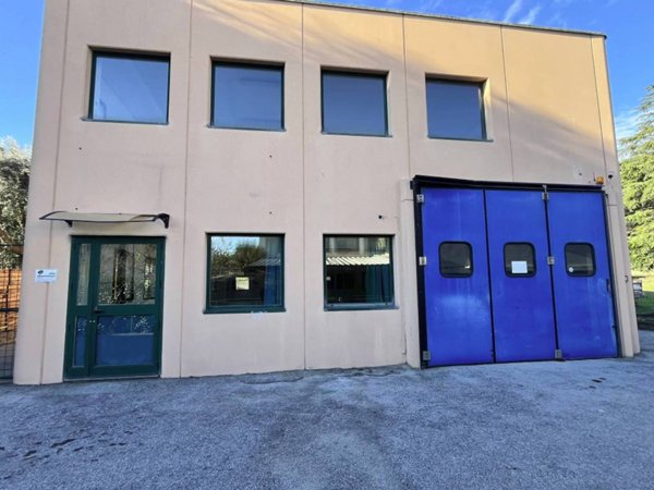 locale commerciale in affitto ad Arenzano in zona Terralba