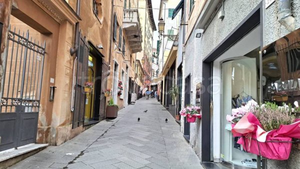 negozio in affitto ad Arenzano in zona Terrarossa