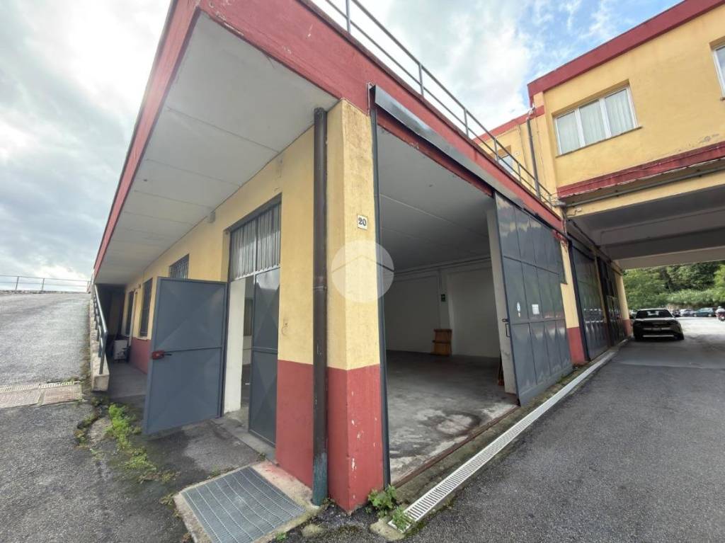 locale commerciale in affitto ad Arenzano in zona Terralba