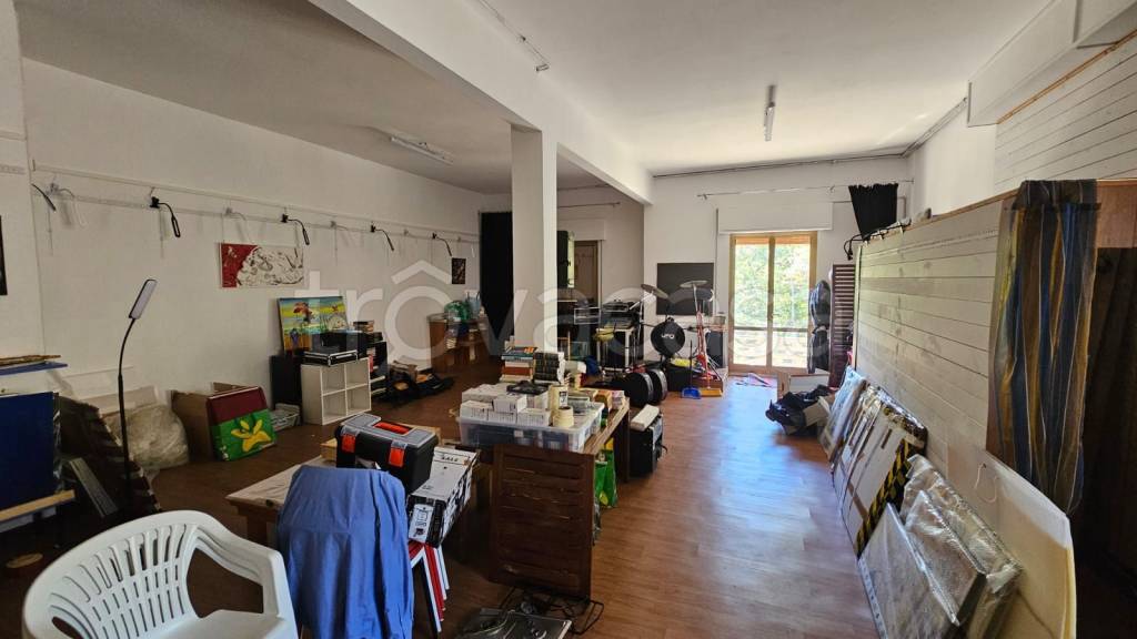 locale commerciale in affitto ad Avegno