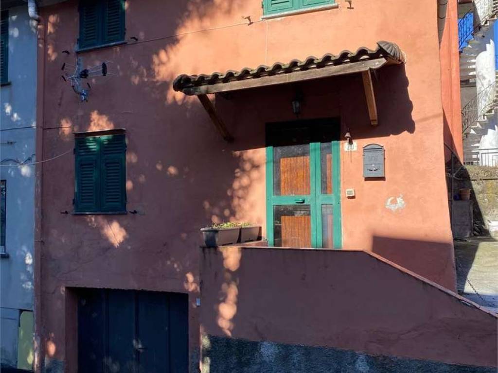 casa indipendente in affitto a Campomorone in zona Pietralavezzara