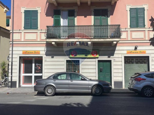 negozio in affitto a Chiavari in zona Caperana