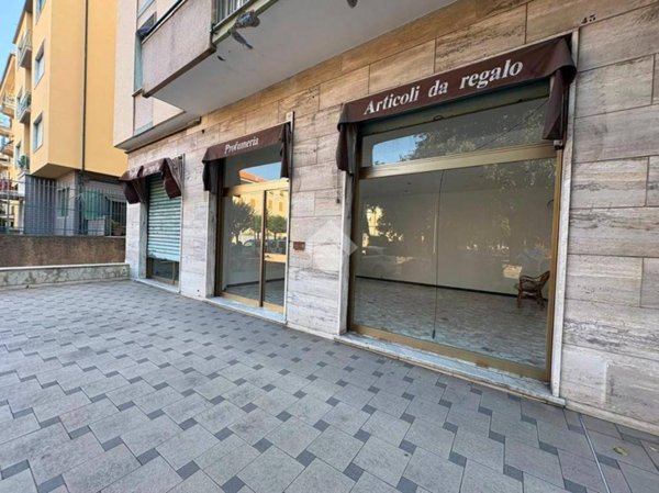 locale commerciale in affitto a Chiavari