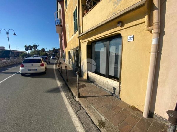 negozio in affitto a Cogoleto