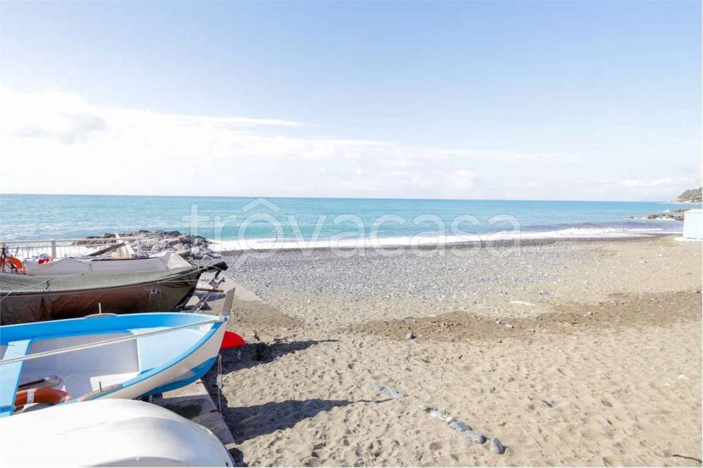 appartamento in affitto a Cogoleto in zona Pratozanino