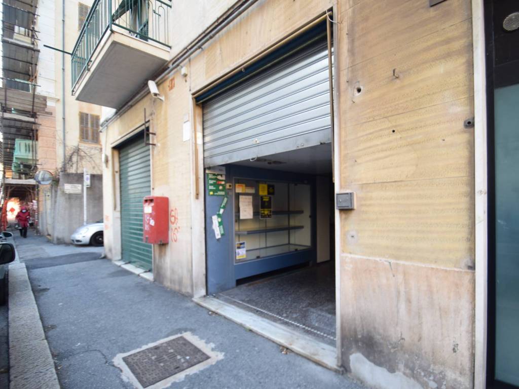 negozio in affitto a Genova in zona Palmaro / Pra'