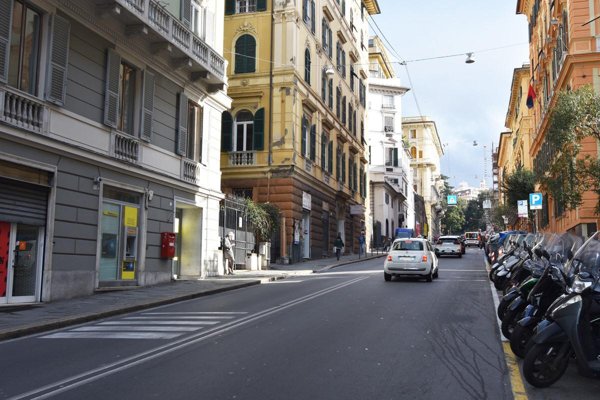 locale commerciale in affitto a Genova