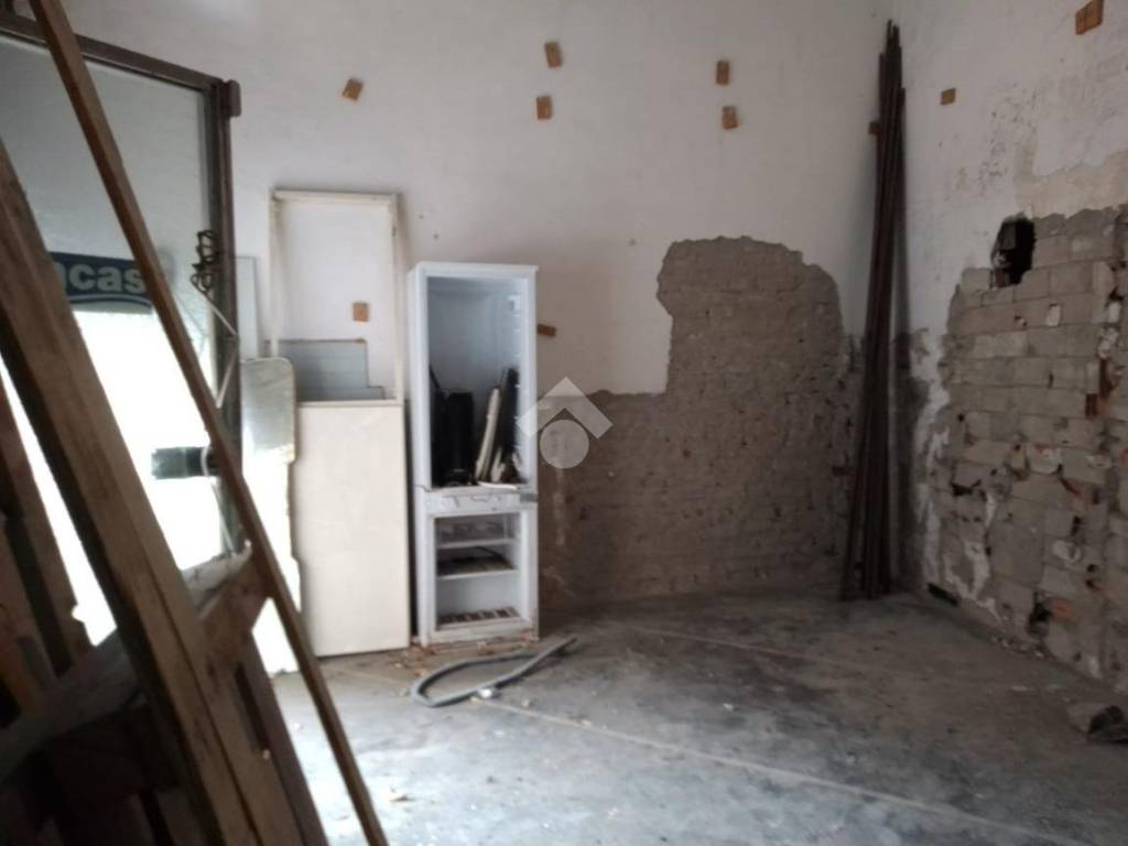 negozio in affitto a Genova in zona Quezzi