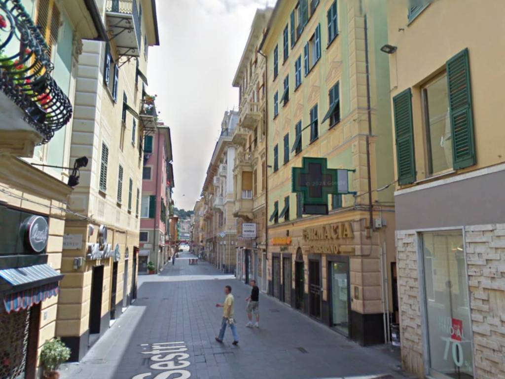 negozio in affitto a Genova in zona Sestri Ponente