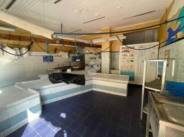 negozio in affitto a Genova in zona Rivarolo